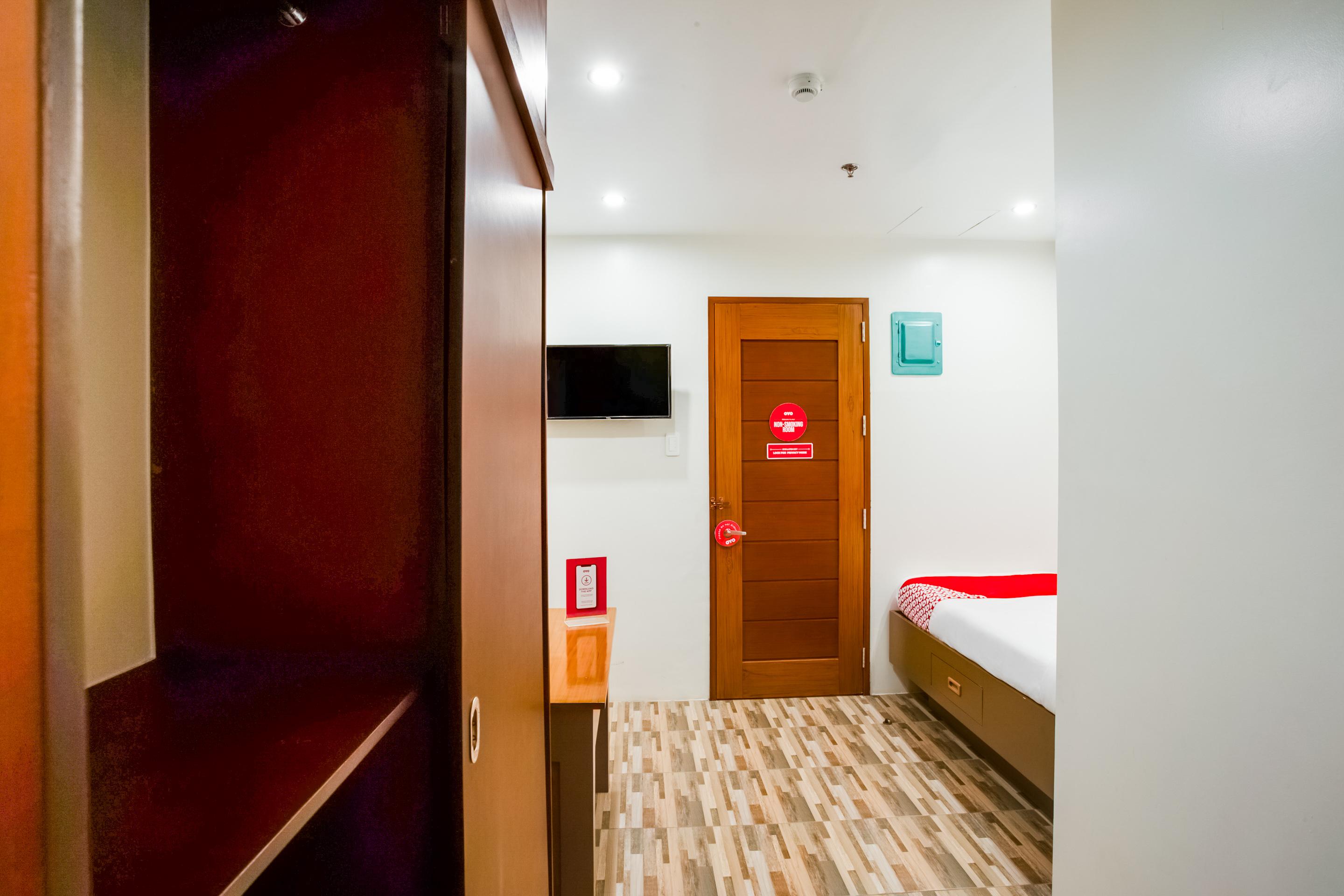 Отель Oyo 421 Deck 360 Dormitel Davao Экстерьер фото