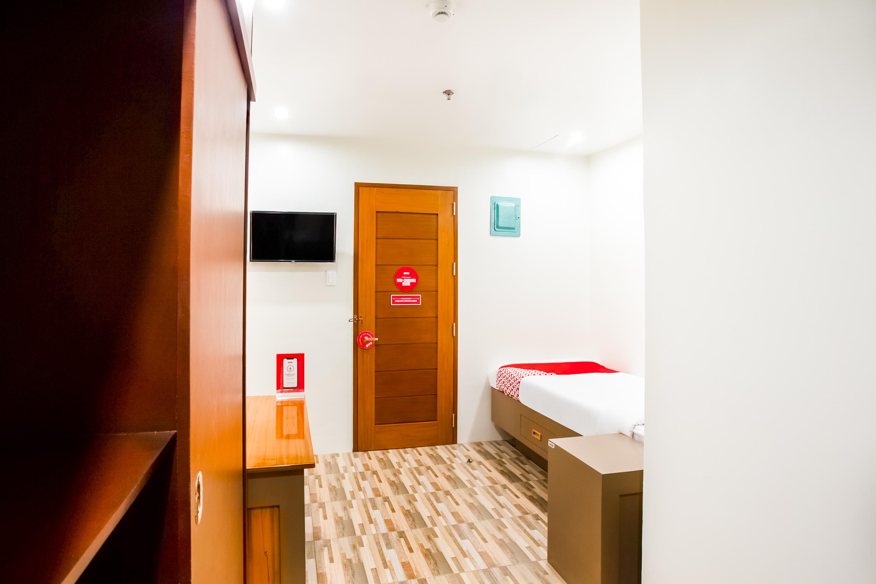 Отель Oyo 421 Deck 360 Dormitel Davao Экстерьер фото
