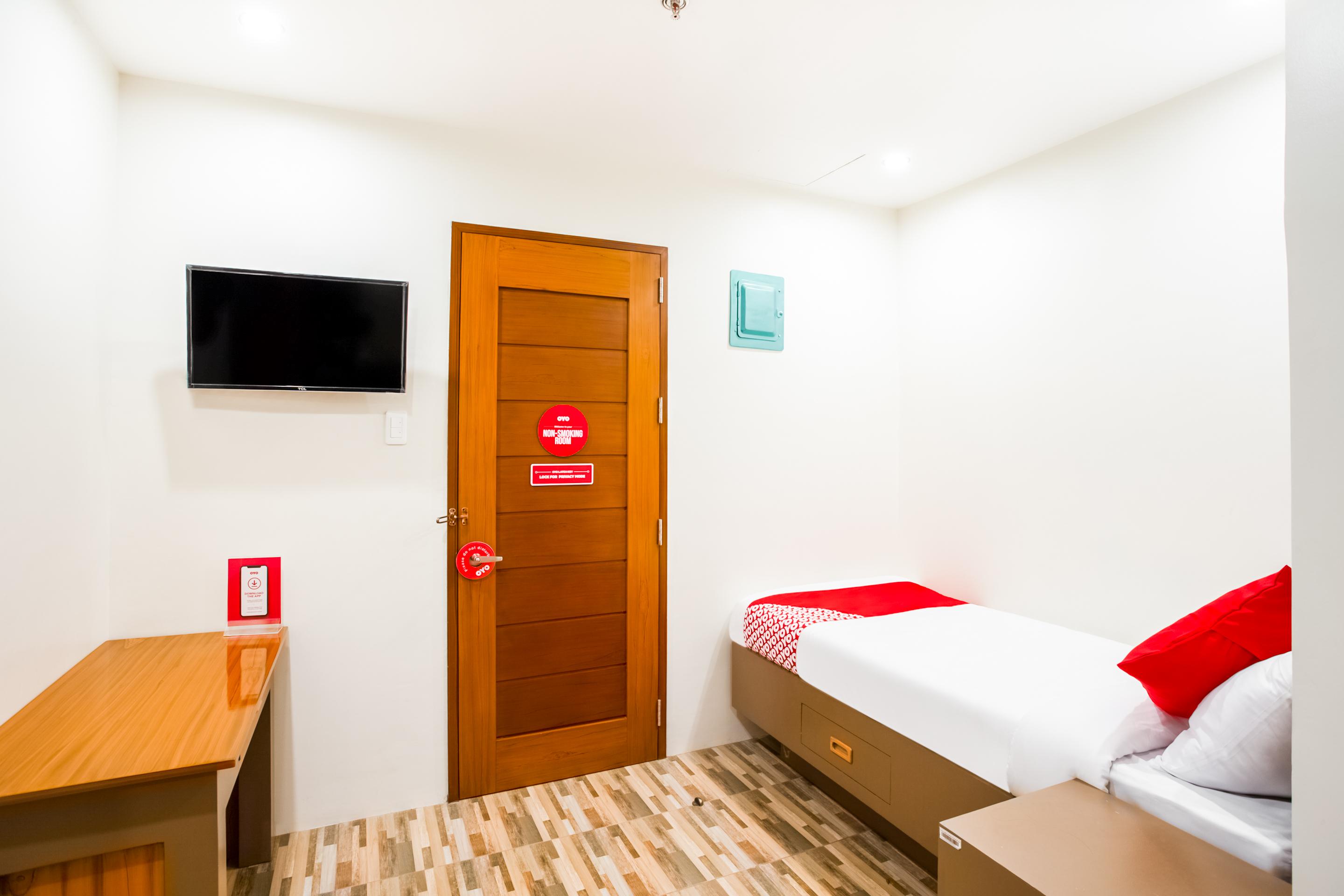 Отель Oyo 421 Deck 360 Dormitel Davao Экстерьер фото