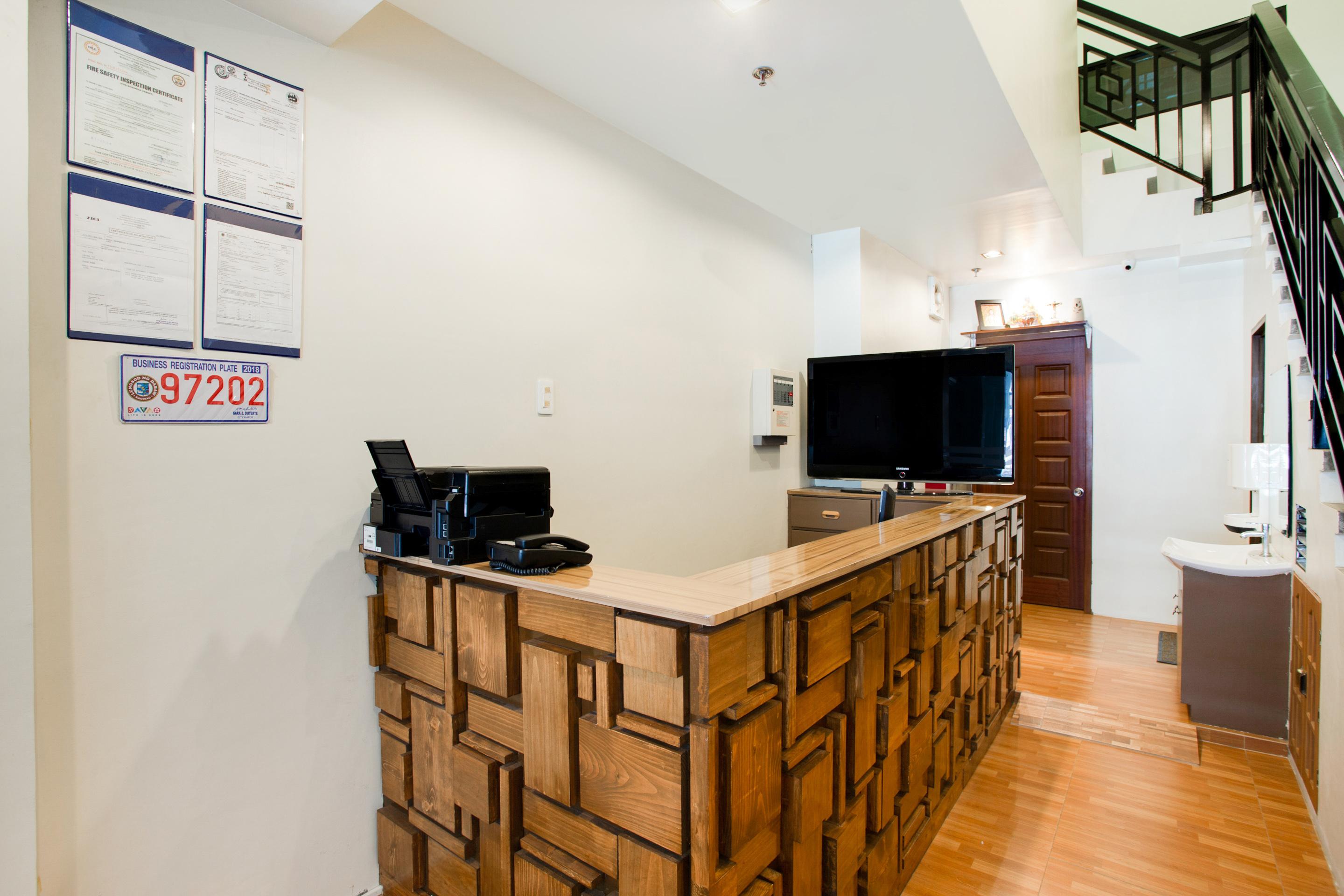Отель Oyo 421 Deck 360 Dormitel Davao Экстерьер фото
